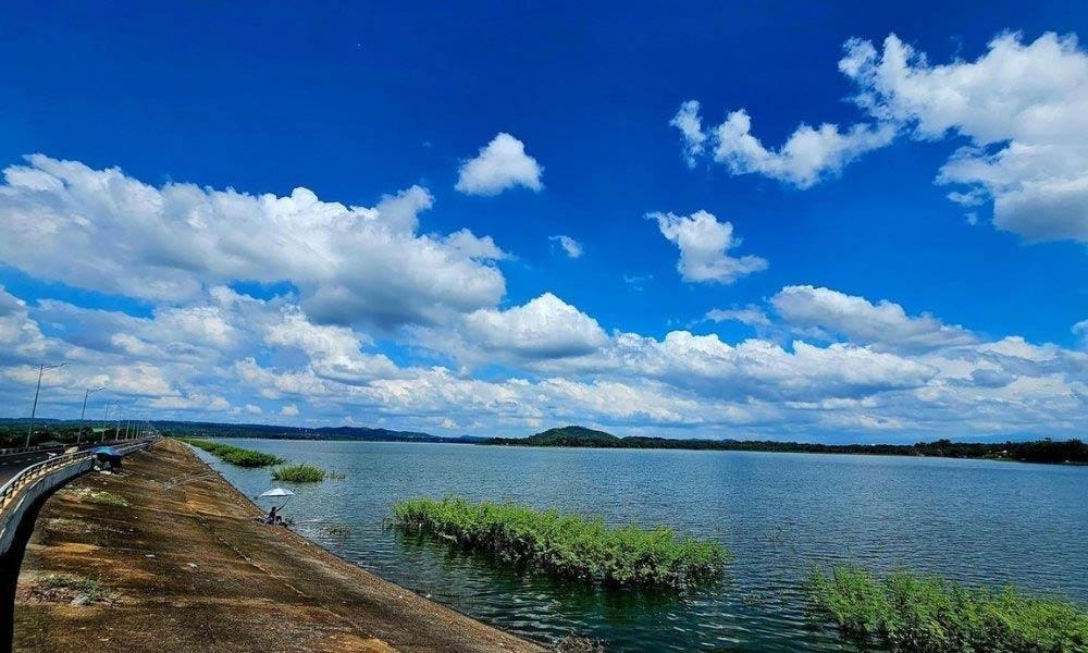 Hồ Ea Kao là điểm đến hấp dẫn với nhiều hoạt động như cắm trại, dã ngoại, chụp ảnh